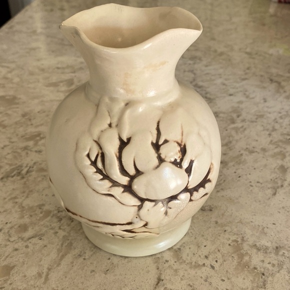 VINTAGE~RED WING #975~POTTERY~MAGNOLIA VASE~CREAM WITH BROWN ANTIQUING~NICE~G12 - Picture 1 of 7